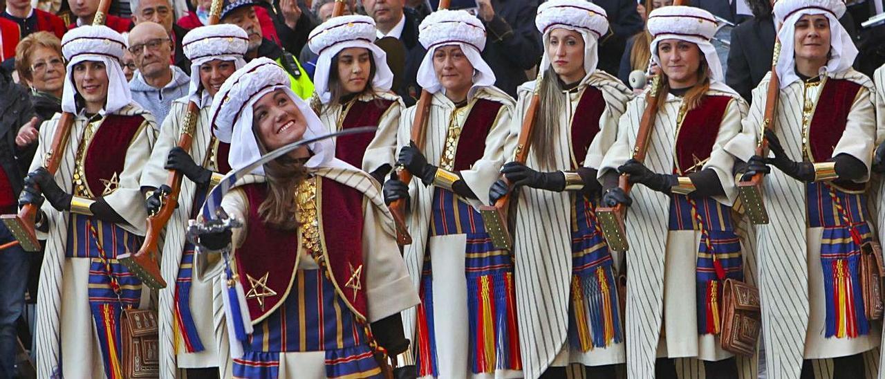 Las fiestas no entienden de igualdad en Alcoy