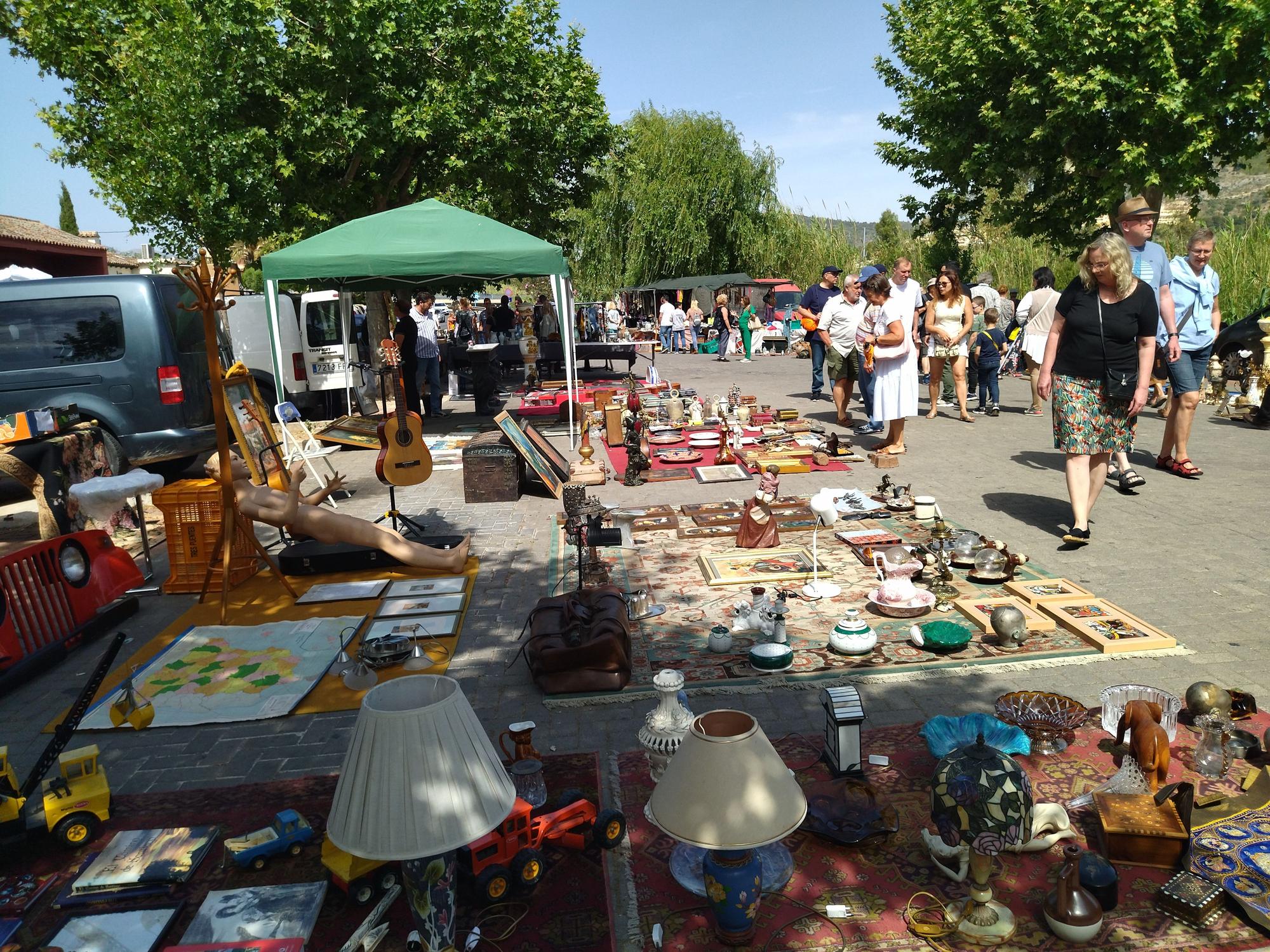 Kitsch y tradición: un paseo por el rastro de Xaló