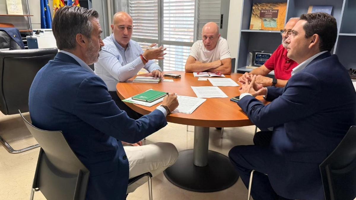 Reunión para analizar la compaña del bono comercio