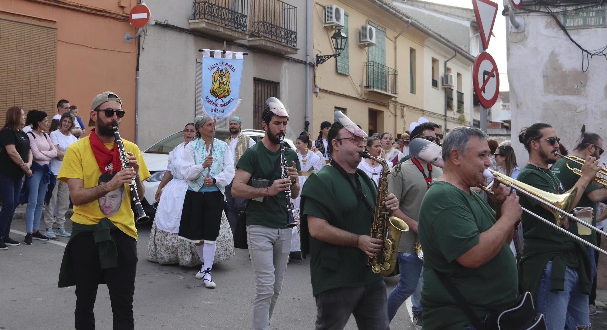 La tradicional visita a las fallas de Xàtiva en imágenes