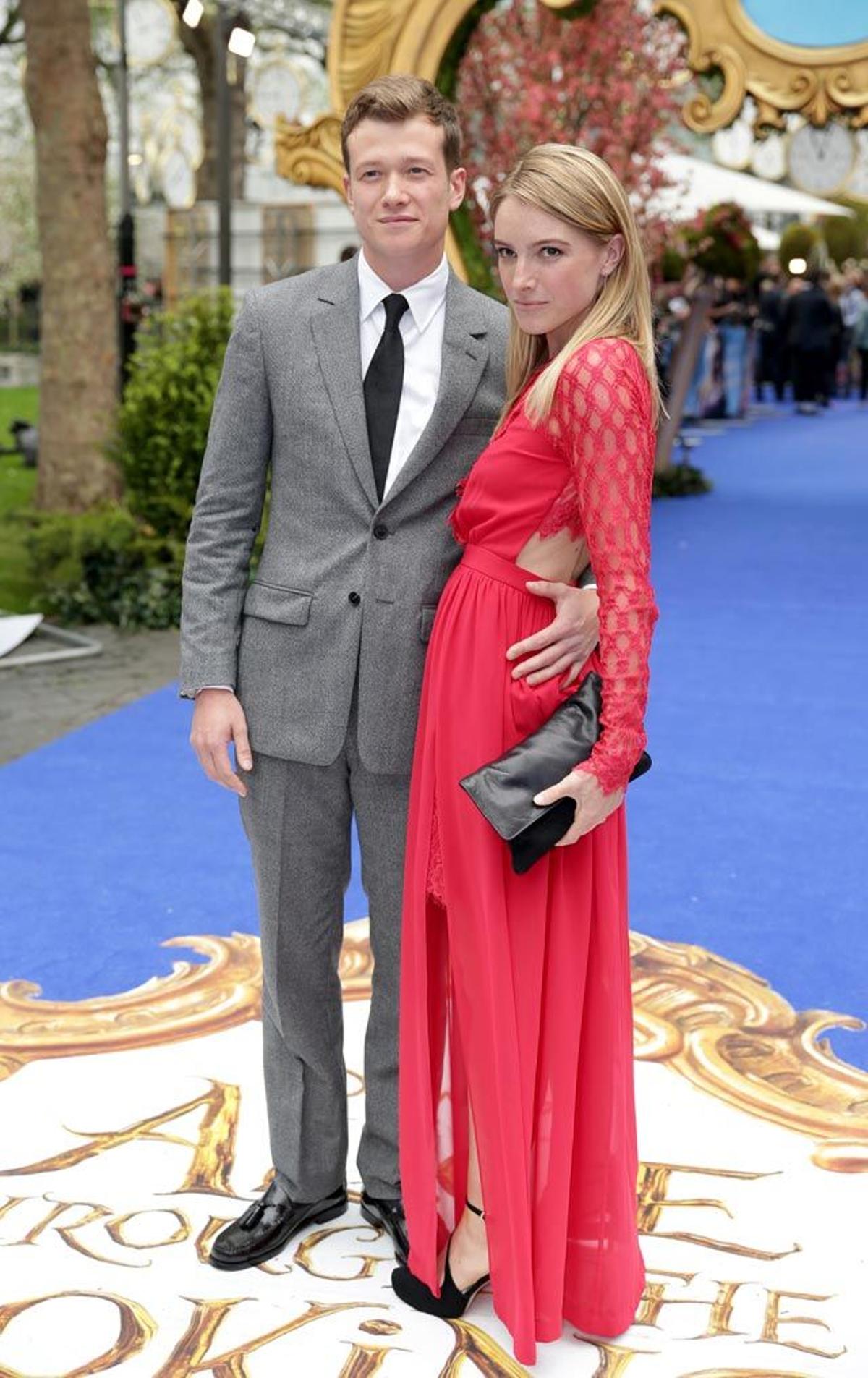 Ed Speleers y Asia Macey, en la première europea de Alicia, a través del espejo.