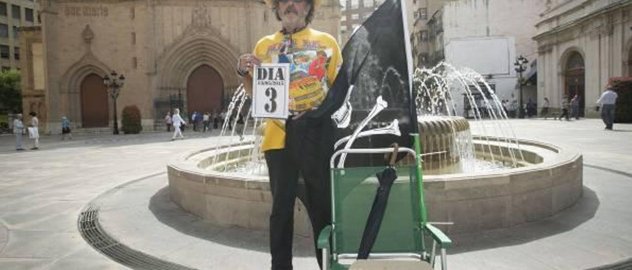 El propietario del bar, en una imagen del miércoles, en huelga de hambre en la plaza Mayor.