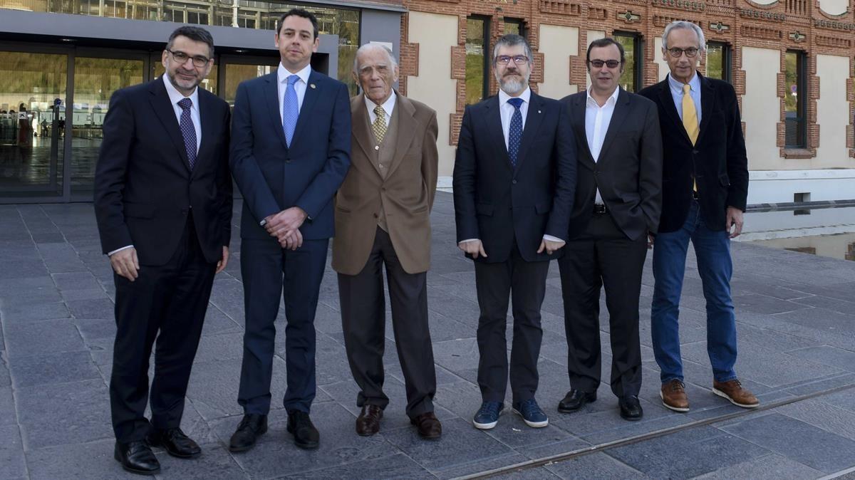 Fotografia en la presentació de l’acord. D’esquerra a dreta: Àngel Font, Víctor Grífols, Josep Vilarasau, Albert Barberà, Raimon Grífols i Bonaventura Clotet. 