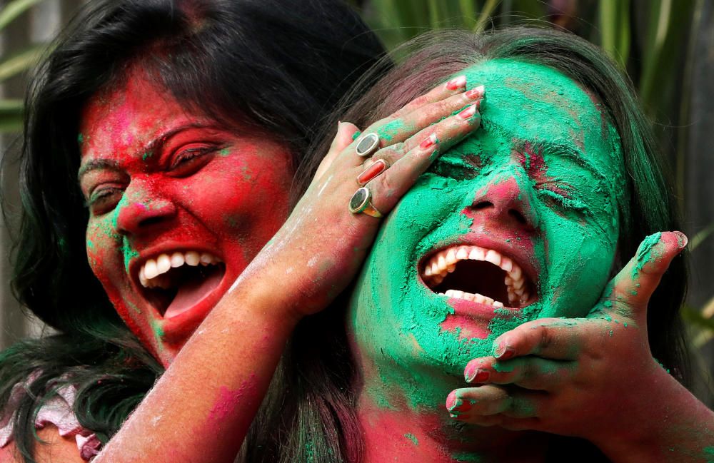 La India da la bievenida a la primavera con el tradicional festival Holi