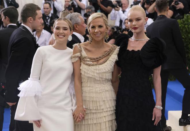 La diseñadora Tory Burch junto a Kate Bosworth y Zoey Deutch en la Gala MET 2017