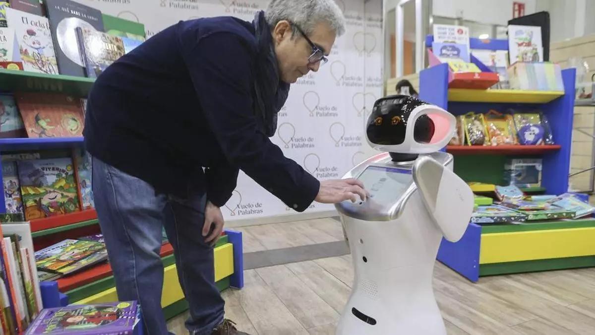 Toni Alcolea junto a Petra, el robot programado con inteligencia artificial.