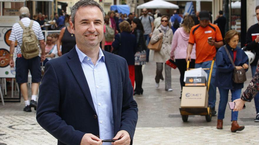 Guillermo Díaz posa para la entrevista en las calles del Centro Histórico de Málaga.