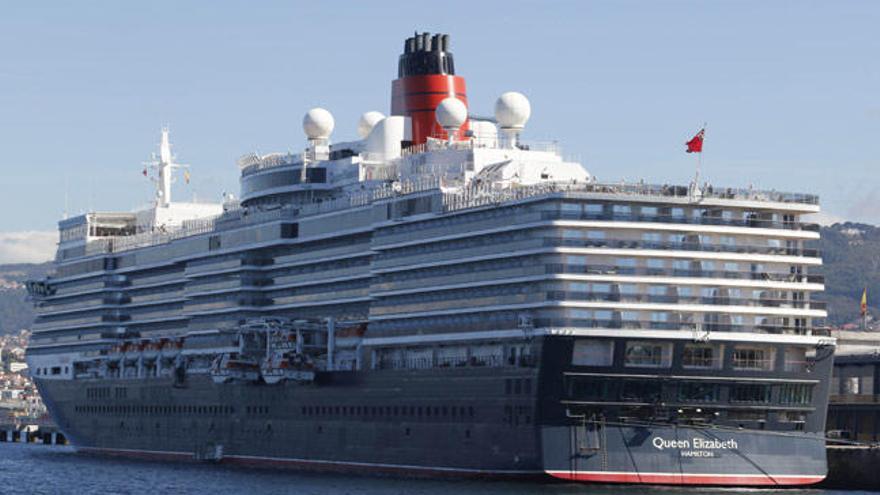 El &quot;Queen Elizabeth&quot;, ayer, en el puerto vigués. // Alba Villar