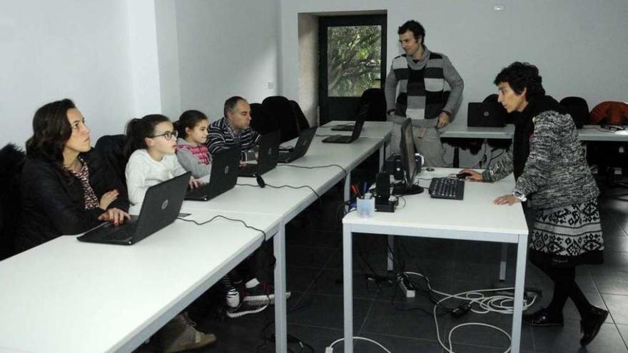 Un momento del curso de lenguaje de programación impartido ayer en Vista Real. // Noé Parga