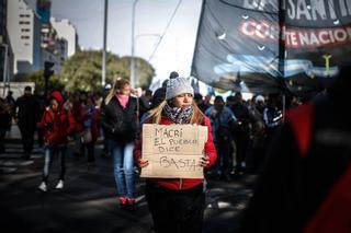 Miles de argentinos protestan contra Macri y la creciente crisis económica