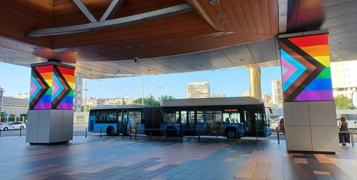 Un autobús en el exterior del intercambiador de Plaza de Castilla.