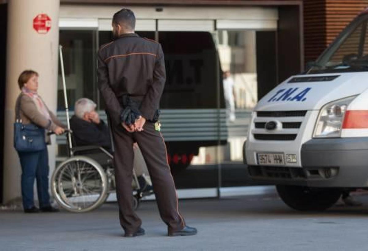 Denuncian que vigilantes del Hospital General trabajan el doble de lo que fija su contrato