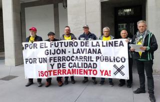 Hartazgo por "la comedia" de la política ferroviaria en Langreo: los vecinos se movilizan ante la Delegación del Gobierno