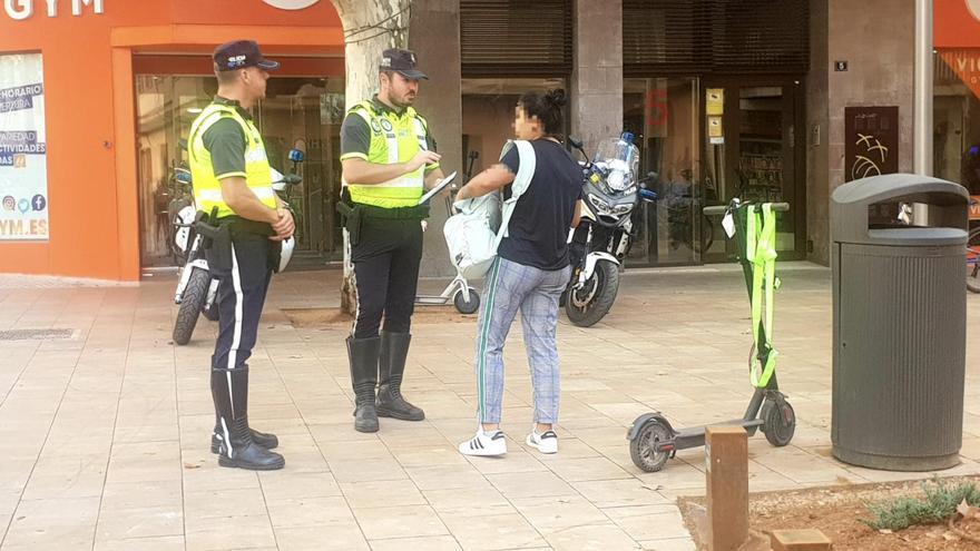 La Policía Local de Palma ha  denunciado 450 patinetes por circular por la acera solo en octubre