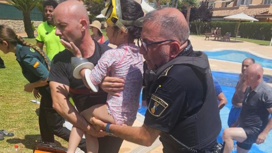 Angustioso rescate en Xàbia: liberan a una niña de 5 años cuyo brazo quedó atrapado en la boca de aspiración de una piscina