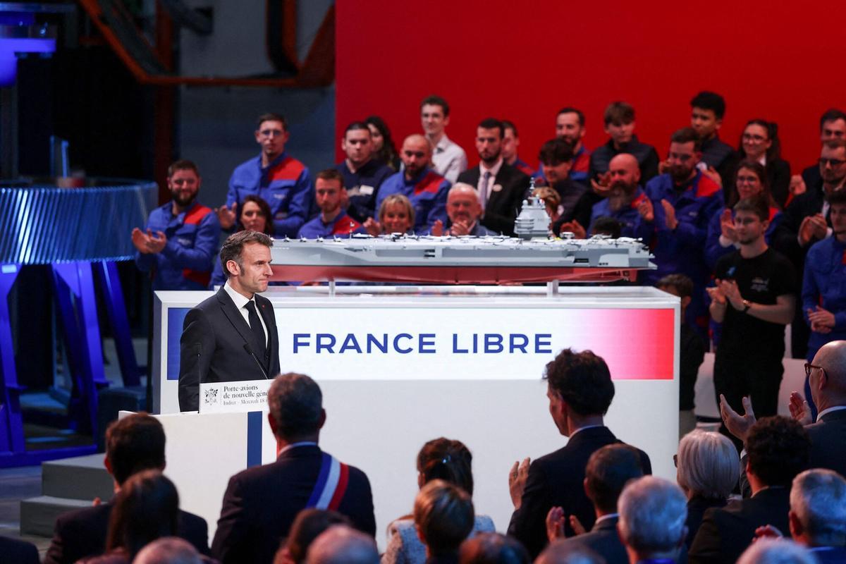 El presidente francés, Emmanuel Macron, en la presentación del portaaviones 'France Libre'.