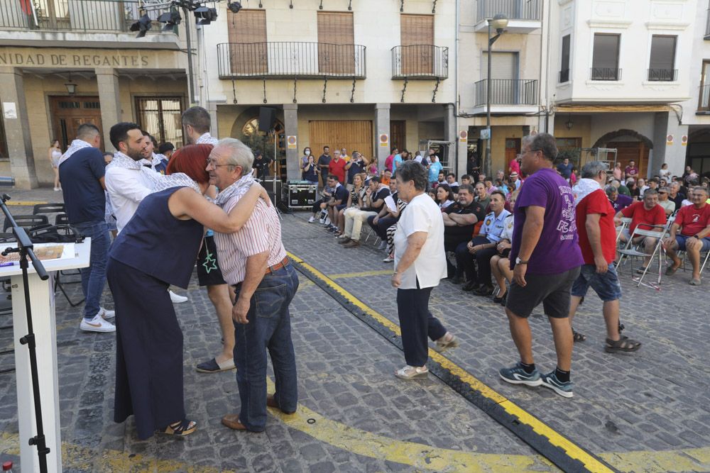 Fiestas de Sagunt. Pregón De Vicente Vayá y puesta del pañuelo de las peñas.