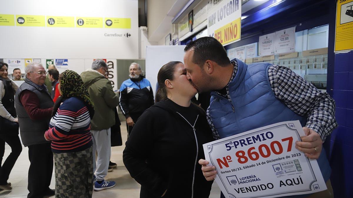 Administración de Carrefour Zahira celebra un quinto premio.