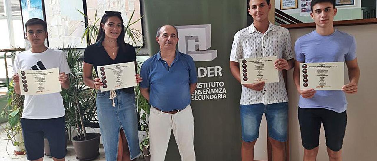 Los cuatro alumnos participantes, junto a su profesor.  |