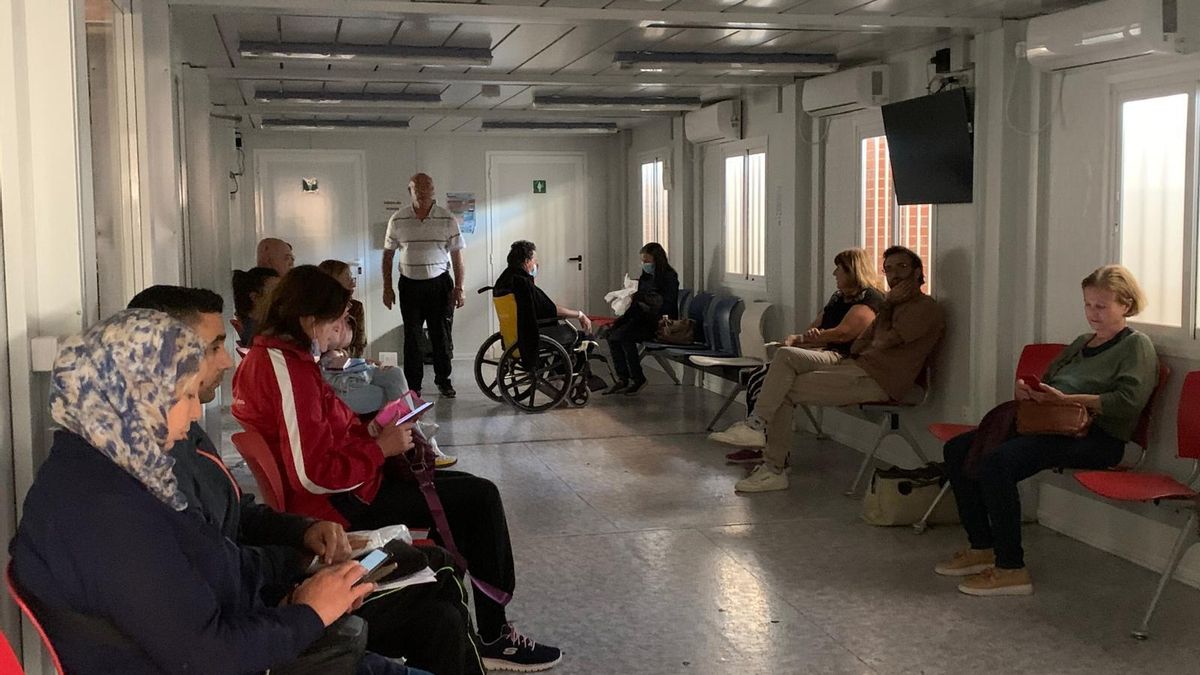 Pacientes en una caseta usada como sala de espera de Urgencias de la Arrixaca.