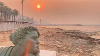 Así ha amanecido en Torrevieja: una intenso olor a quemado, calima y viento de levante