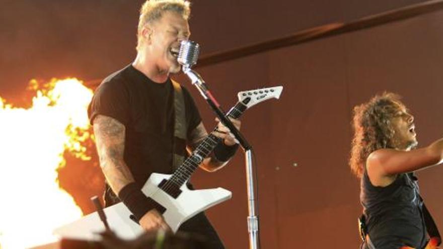 James Hetfield, en primer plano, y Kirk Hammett, miembros de Metallica.