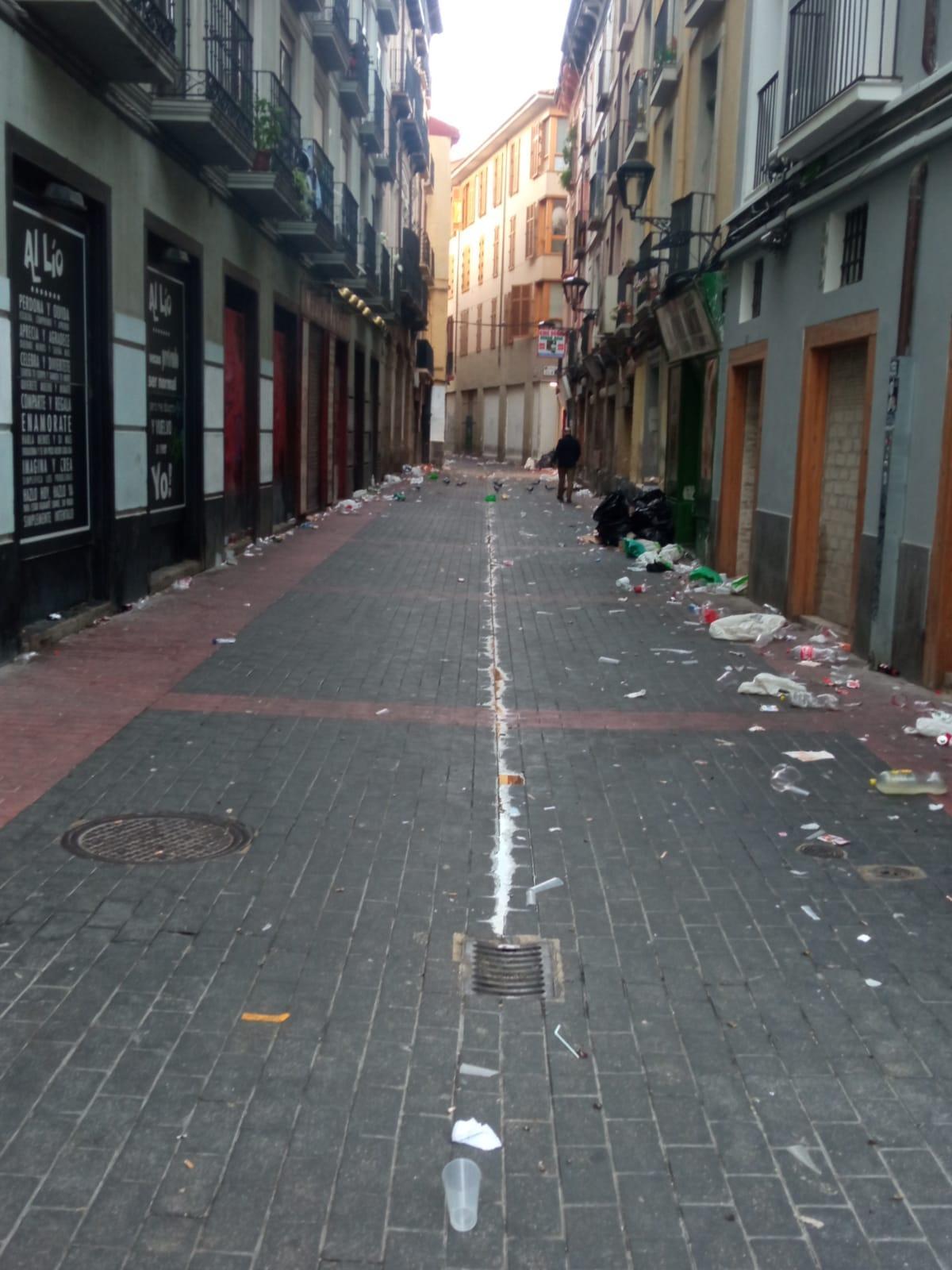 Los botellones del domingo de las fiestas del Pilar dejan restos en la plaza de la Justicia y la calle El Temple