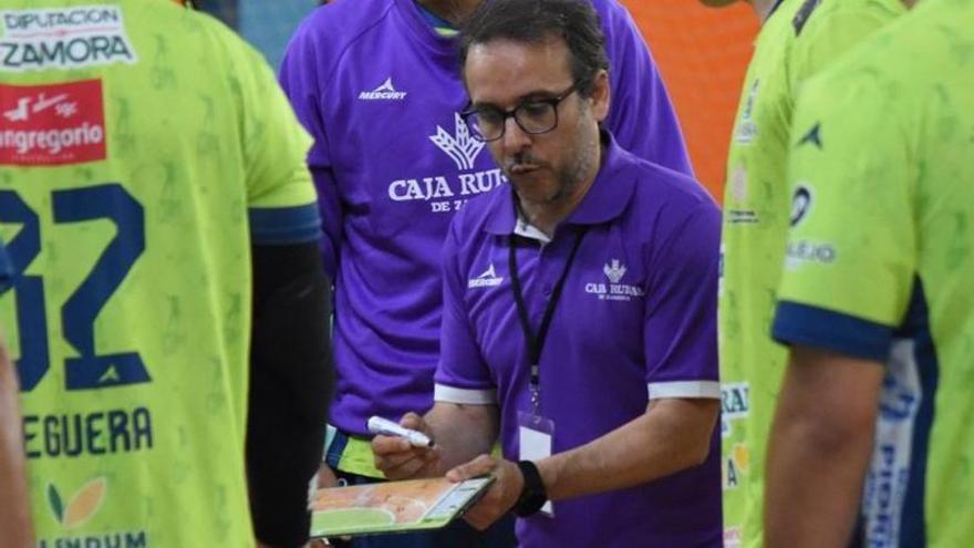 Félix Mojón, entrenador del Balonmano Caja Rural Zamora, tras la victoria en León: "Tuvimos un problema de actitud"