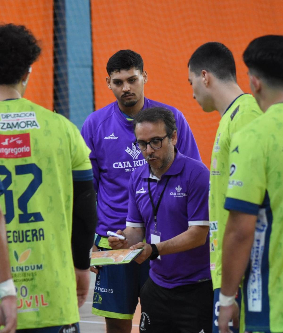 Félix Mojón, dando instrucciones a sus jugadores. | LOZ