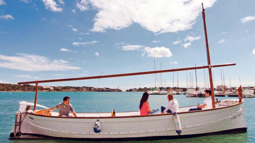 Un ´llaüt´ navega, el pasado verano, rumbo al muelle de Portocolom.