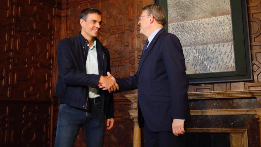 Pedro Sánchez y Ximo Puig se dan la mano, hoy, en València.