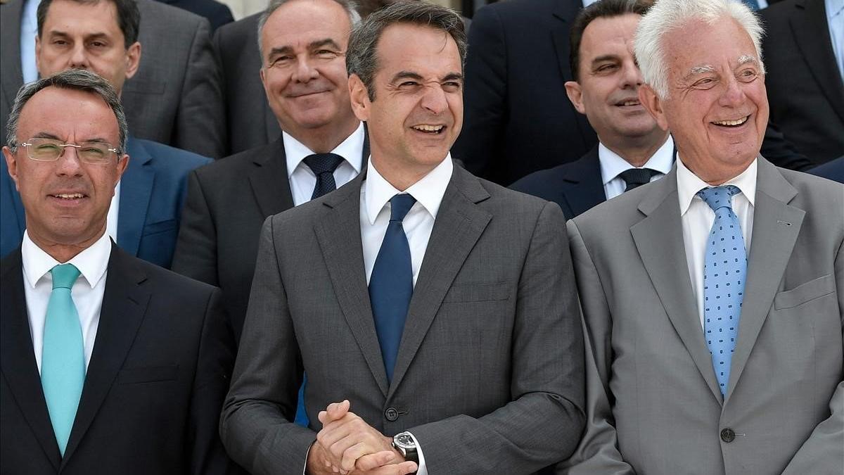 Mitsotakis, en el centro, posa con su nuevo Gobierno.