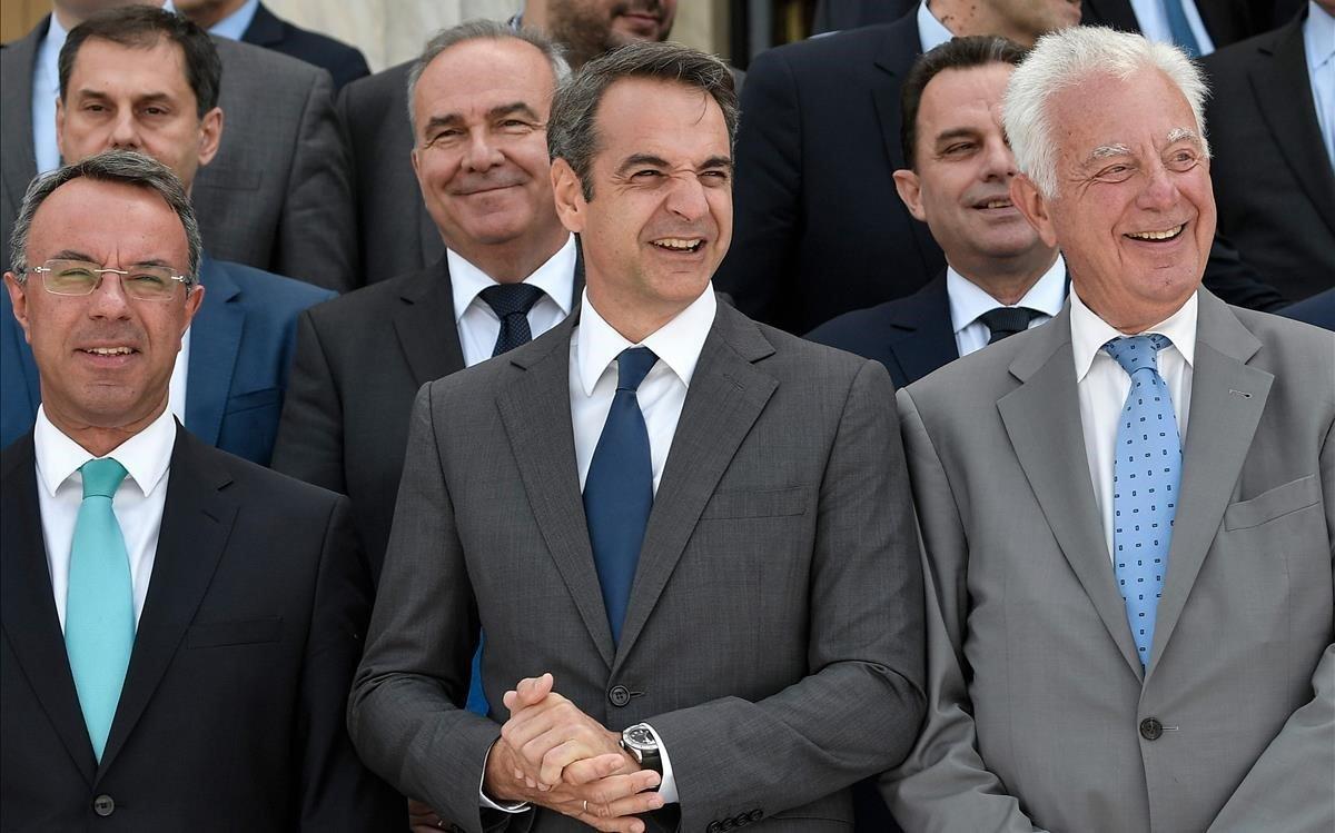 zentauroepp49011204 greece s new prime minister kyriakos mitsotakis  c  poses wi190710163734