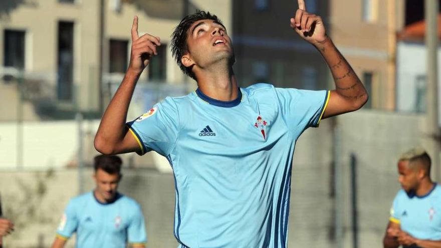 El canterano Brais Méndez celebra el gol que le anotó al Lugo en el primer partido de la pretemporada. // Marta G. Brea