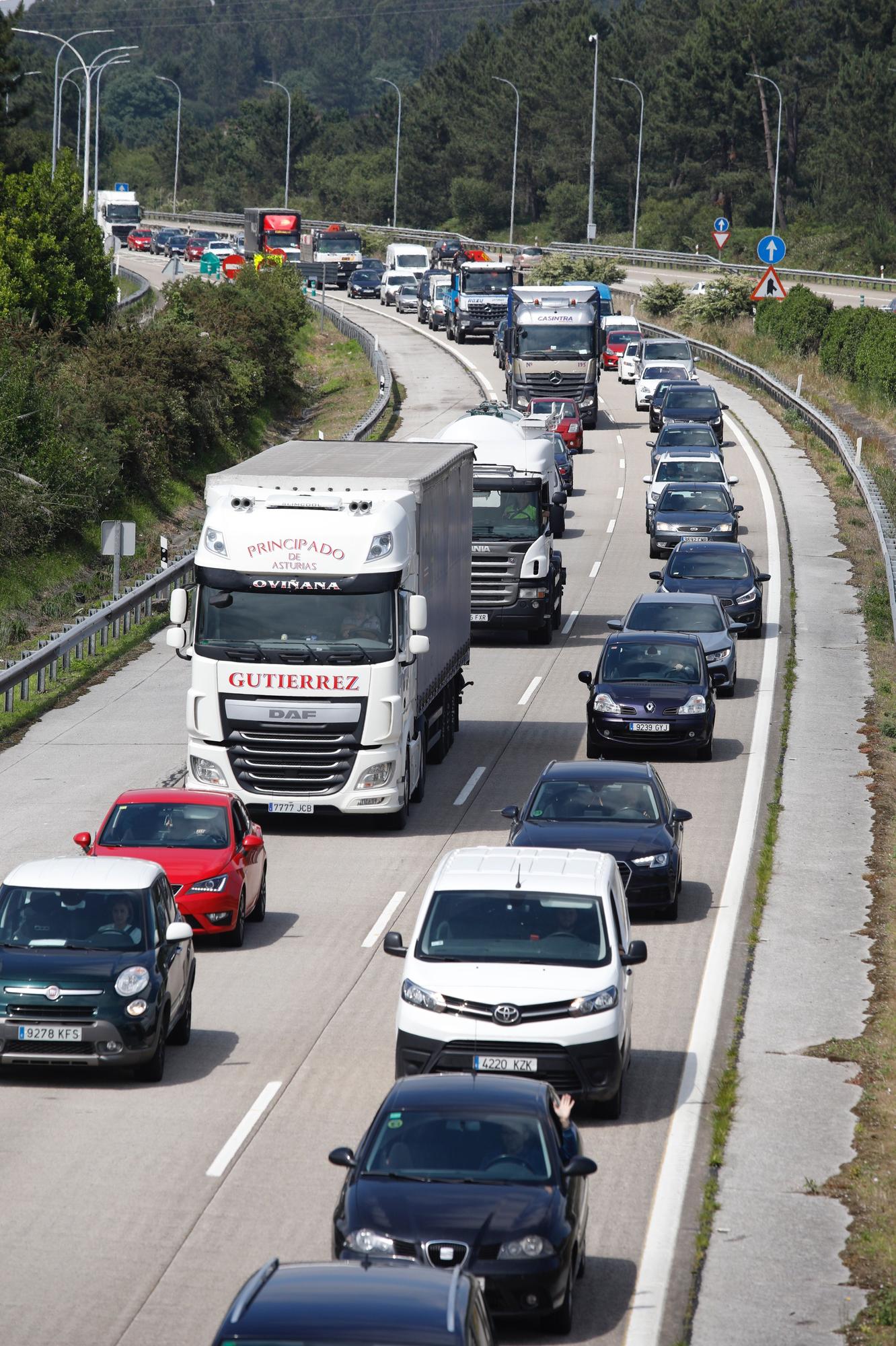 La autopista "Y", de nuevo convertida en una ratonera con un monumental atasco