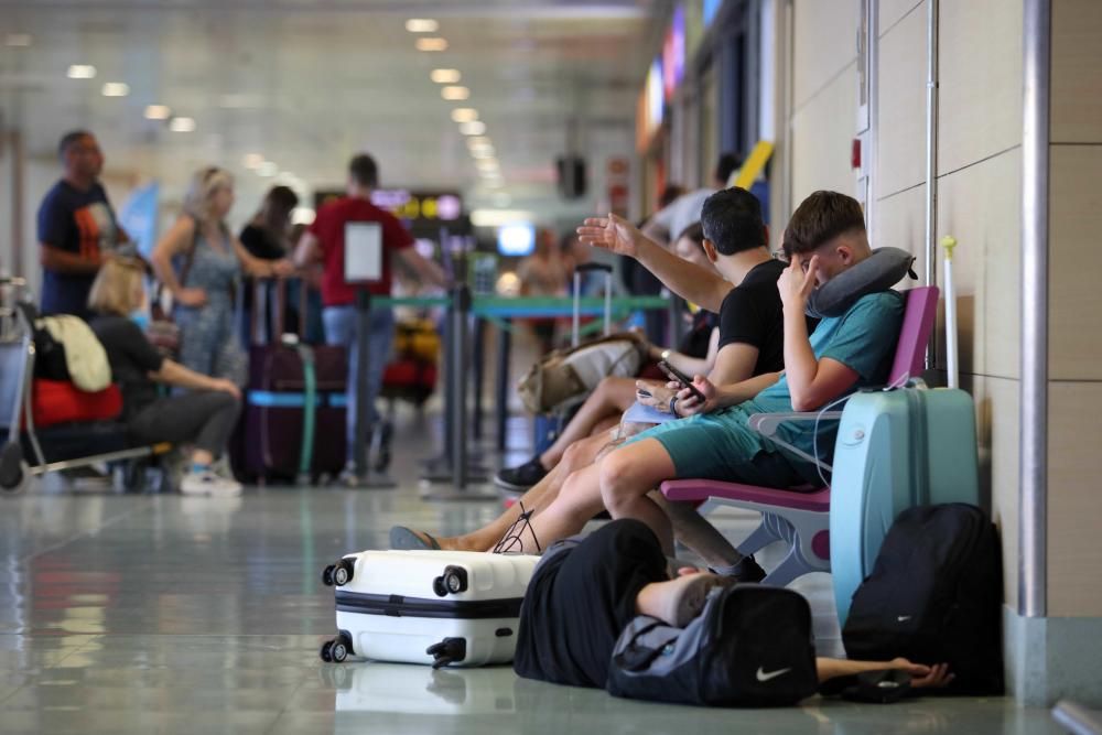 Los trabajadores del aeropuerto explican cómo notan el aumento de turistas que experimenta la isla estas semanas