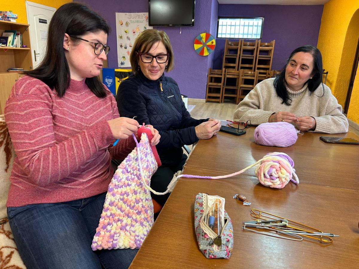 EN IMÁGENES: La "Flor de Grau" celebra su "Filandón" para tejer en grupo y estrechar lazos