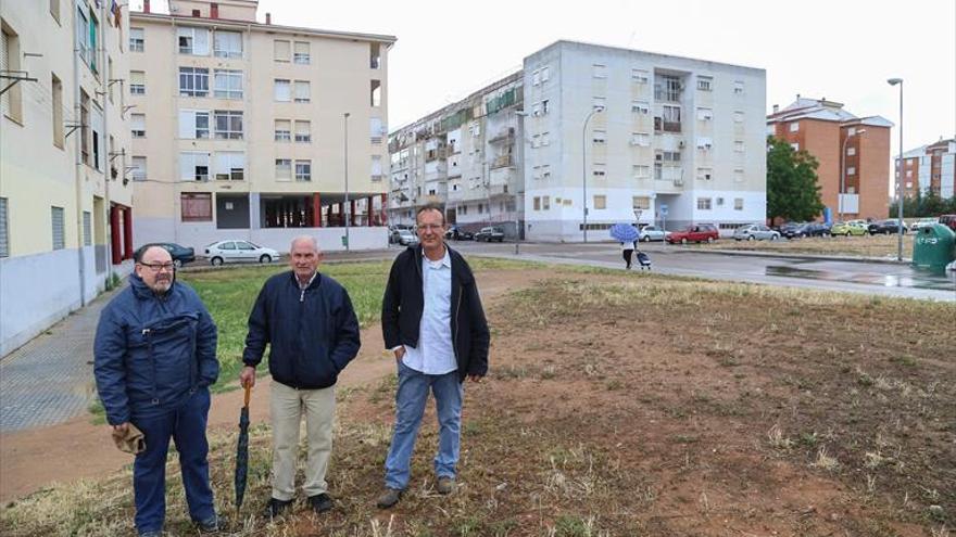 Vecinos de Suerte de Saavedra en Badajoz quitan pintadas, limpian y desbrozan solares