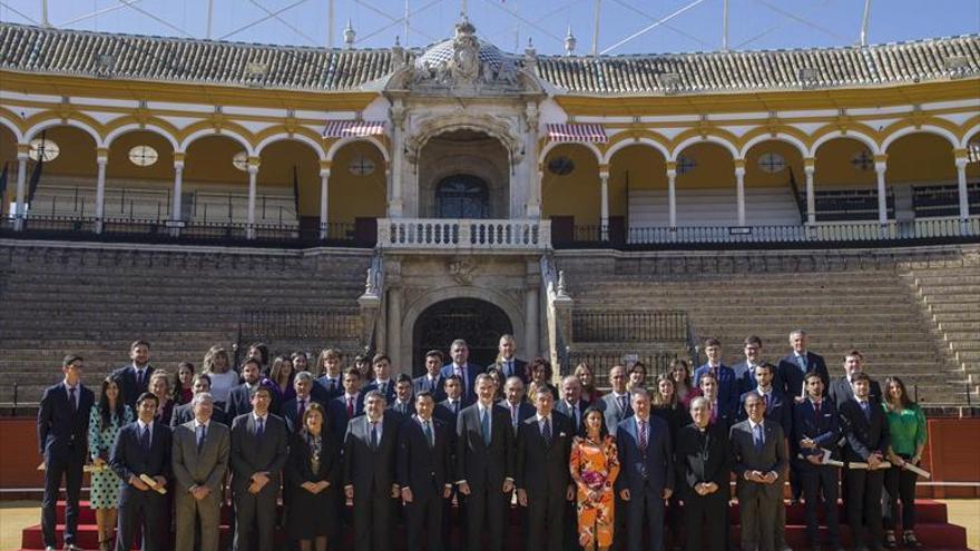 Felipe VI subraya el talento taurino y universitario en la real maestranza