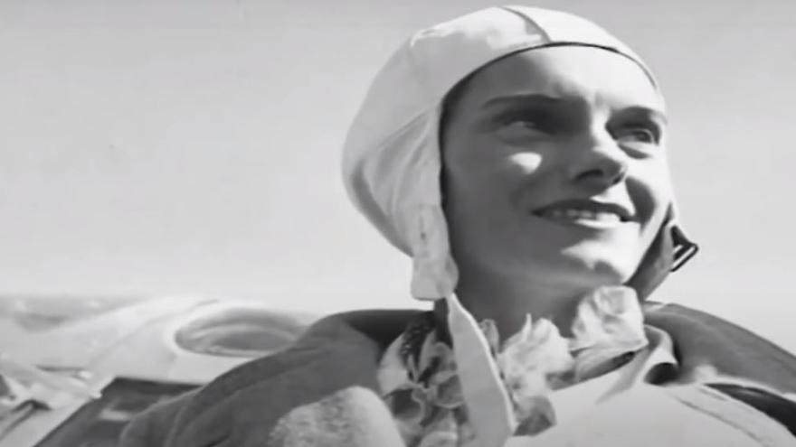 Imagen tomada de un vídeo del Sepla de la aviadora Jean Batten, que fue enterrada en una fosa común en el cementerio de Palma.
