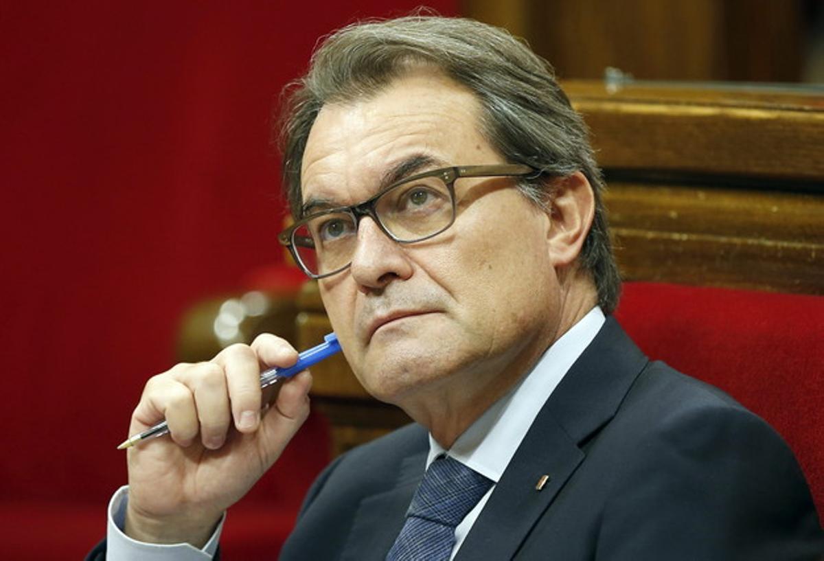 El president de la Generalitat, Artur Mas, durant una sessió de control al Govern del Parlament. El president de la Generalitat, Artur Mas, durant una sessió de control al Govern del Parlament.