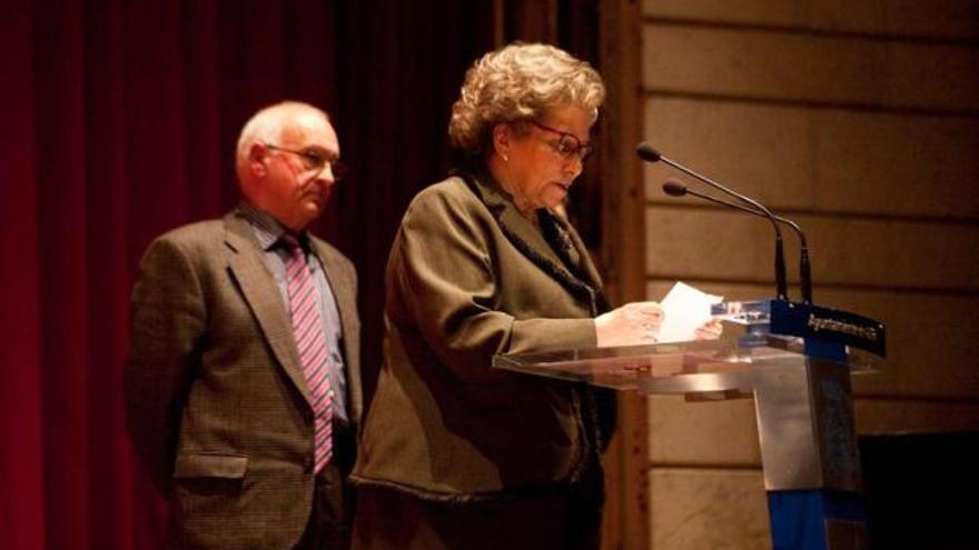 Pilar Varela entrega al premio a Agustín Hernández. A derecha, María Jesús de los Bueis recibe el galardón.