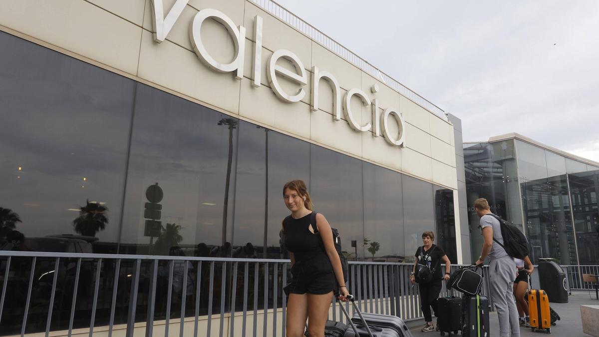 Turistas con sus maletas llegando al Aeropuerto de Valencia, el pasado año.