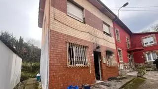 Arde una casa de madrugada en la zona rural de Oviedo: los bomberos tardaron casi tres horas en extinguir las llamas y un hombre fue trasladado al HUCA por intoxicación
