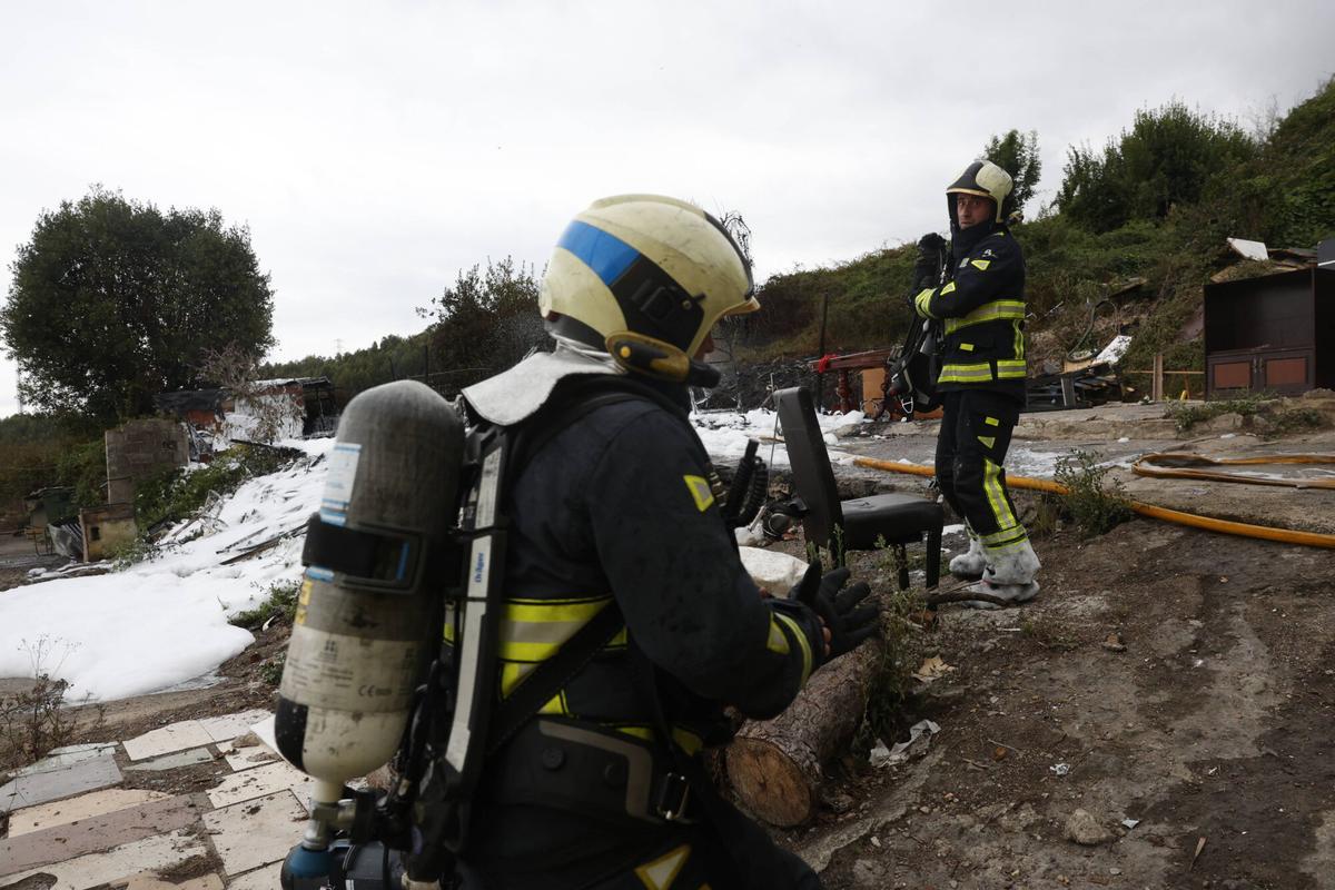 Incendio en las chabolas de los gitanos de Luanco. La paxarina Incendio en las chabolas de los gitanos de Luanco. La paxarina