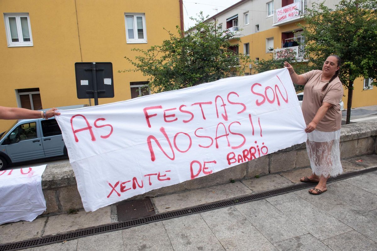 Pancarta reclamando las fiestas en Os Mariñeiros
