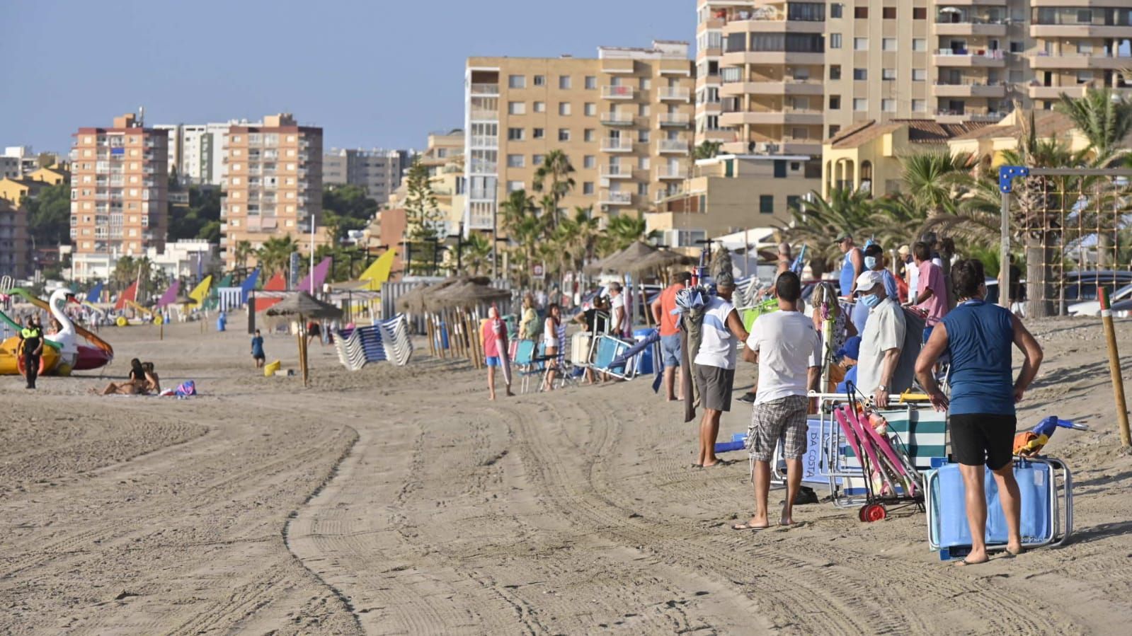 Los agentes actúan para evitar que los usuarios reserven primera línea de playa con las sombrillas