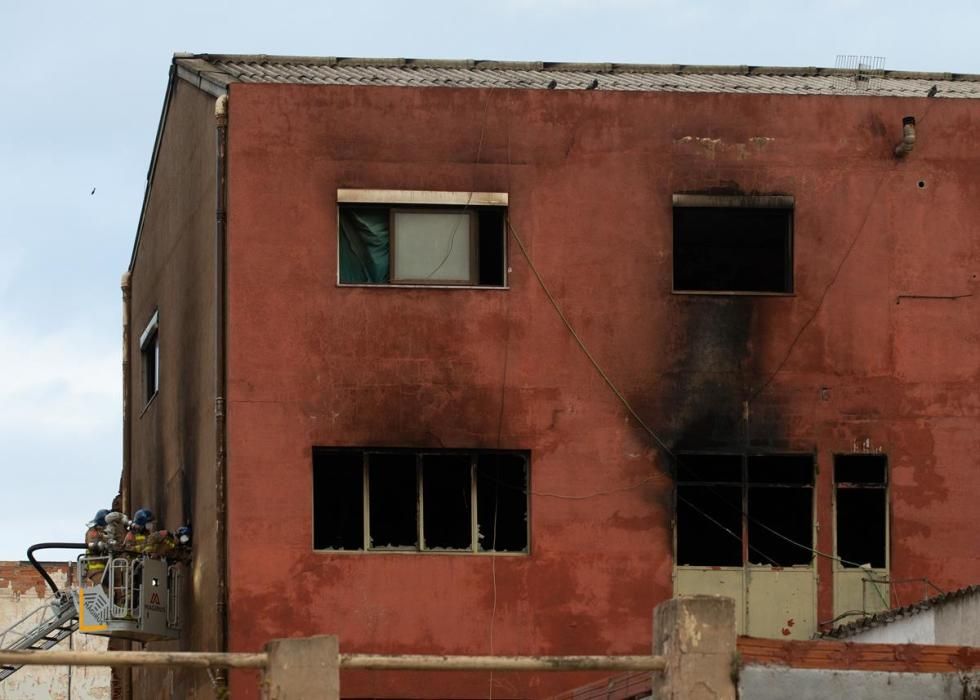 Incendi a una nau abandonada de Badalona