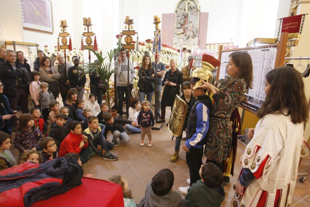 Petits Manaies desfilen pels carrers del Barri Vell