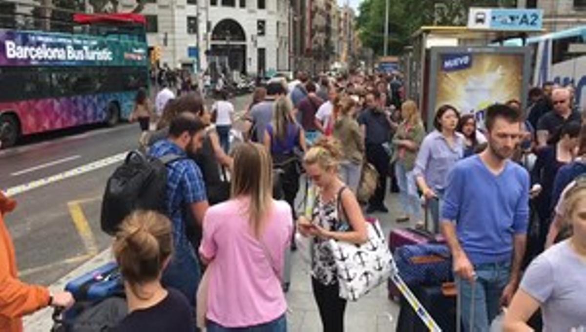 Davant les parades buides, els viatgers han d’agafar l’aerobús per desplaçar-se a l’aeroport.